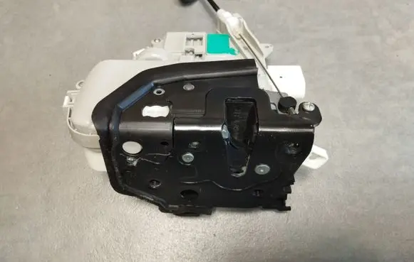 Audi A5 Sportback 8TA Front door lock 8J1837015F