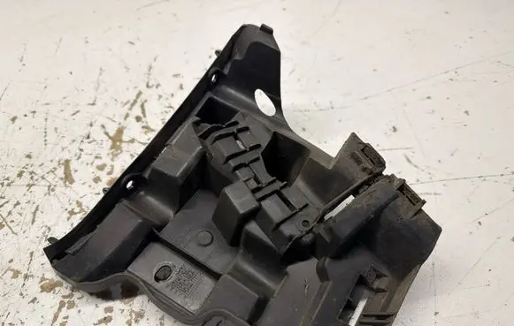Volvo XC70 Front bumper mounting bracket 31214960
