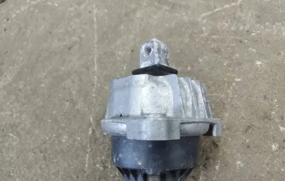 BMW 5 F10 F11 Engine mount bracket 6777371 68623513