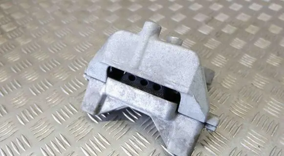 Engine mount bracket