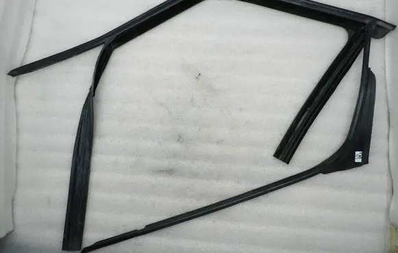 Skoda Yeti (5L) Rubber seal front door window/glass 5L0837431J 5L0837431
