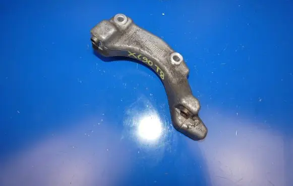 Engine mounting bracket