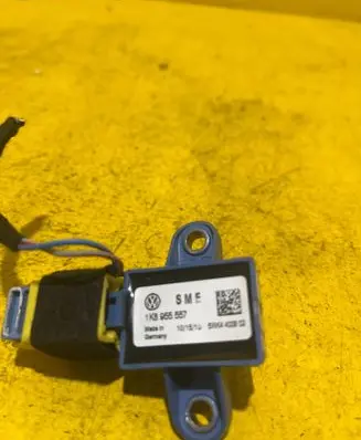 Volkswagen Scirocco Airbag deployment crash/impact sensor 1K8955557