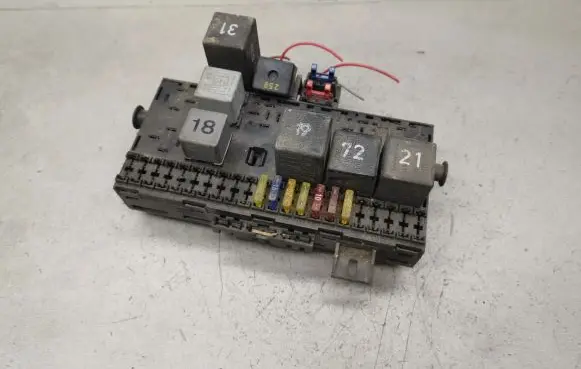 Volkswagen Golf II Fuse module 171941813D