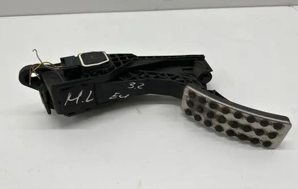 Mercedes-Benz ML W164 Accelerator throttle pedal A1643000004