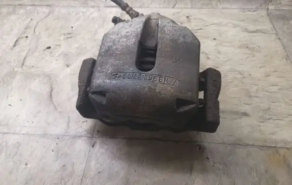 BMW 5 E39 Front brake caliper 6022296