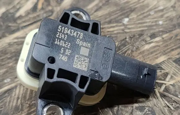 Fiat 500X Airbag deployment crash/impact sensor 51943478
