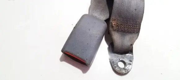 KIA Carens I Rear seatbelt buckle