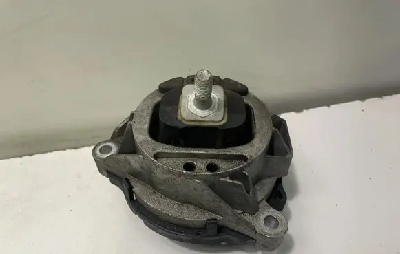 BMW 4 F32 F33 Engine mount bracket 6859413