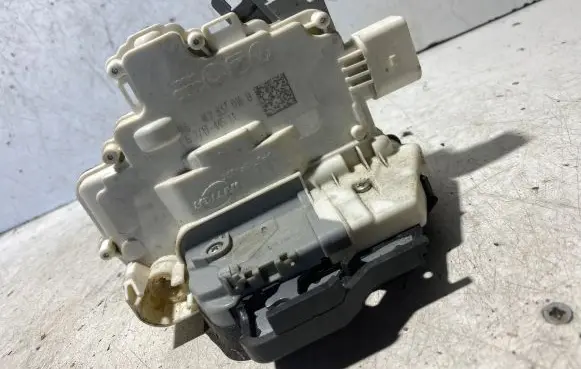 Audi A3 S3 8P Front door lock 4F2837016B