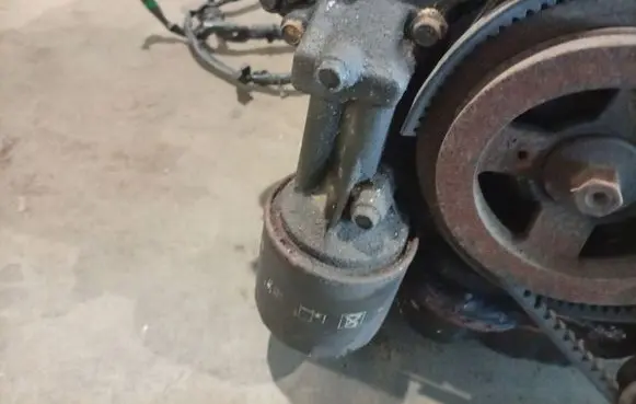Nissan X-Trail T30 Oil filter cover