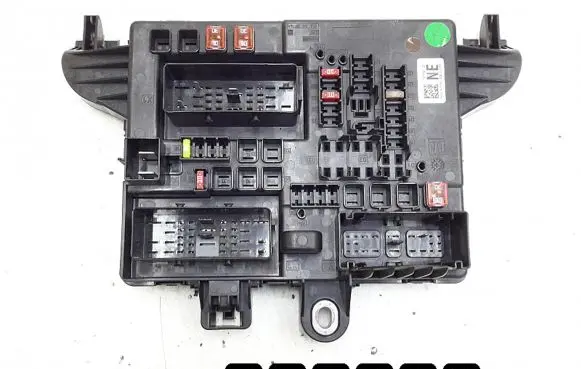 Opel Insignia A Fuse module 1327732102