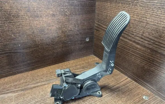 Mercedes-Benz Sprinter W901 W902 W903 W904 Accelerator throttle pedal 9013000404 0281002335