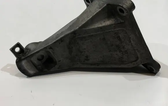 BMW 7 E65 E66 Engine mounting bracket 6754616