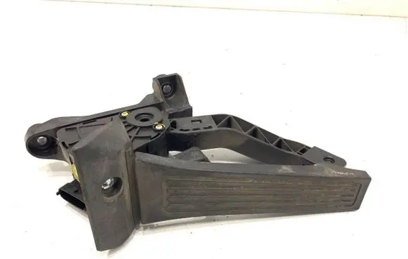 Accelerator throttle pedal