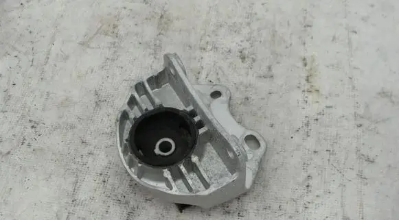 Engine mount vacuum valve