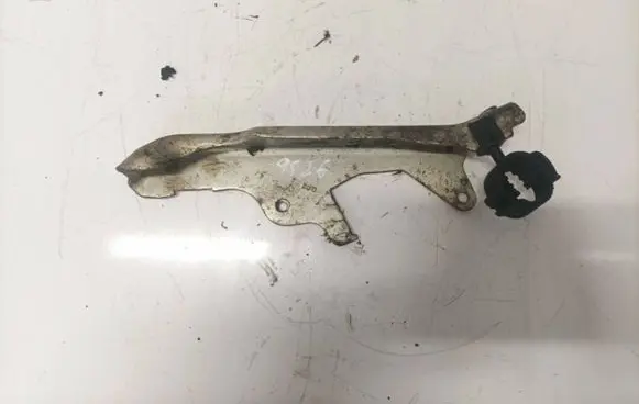 Engine mounting bracket