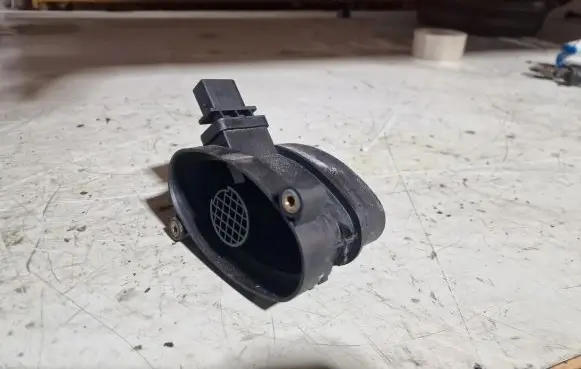 BMW 5 E60 E61 Mass air flow meter 77887440