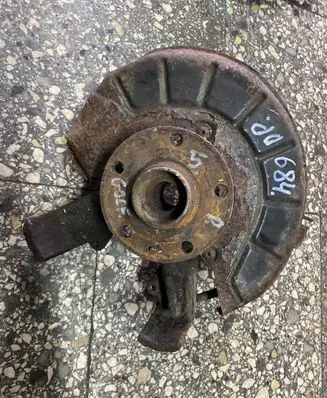 Volkswagen Golf V Front wheel hub