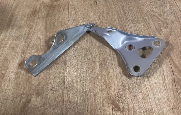 Engine bonnet/hood hinges