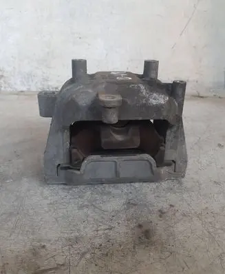 Volkswagen PASSAT CC Engine mount bracket