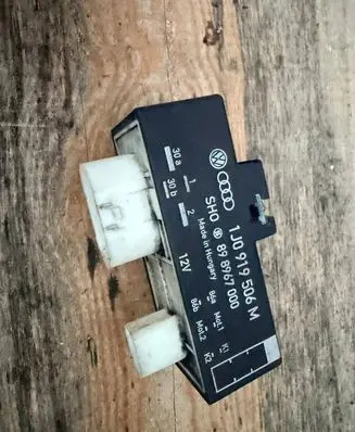 Volkswagen Golf IV Coolant fan relay 1J0919506M