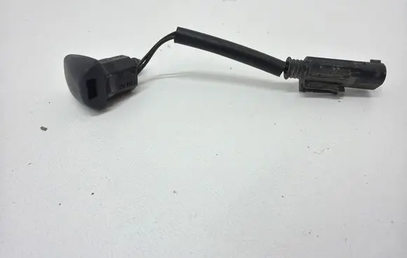 BMW 5 E60 E61 Windshield washer spray nozzle 7046060
