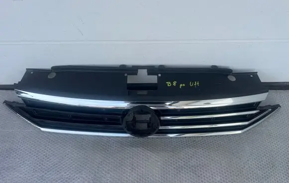 Volkswagen PASSAT B8 Front bumper upper radiator grill 3G0853653