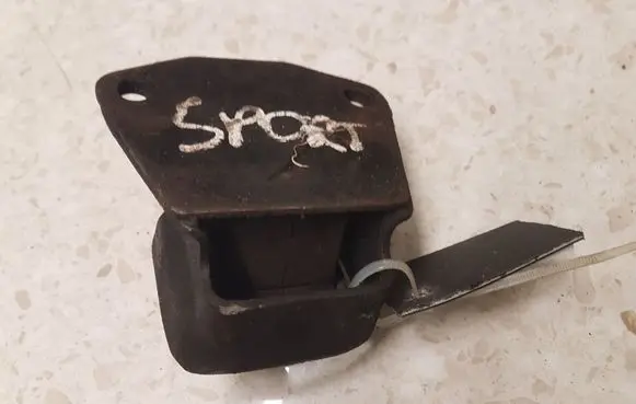 Mitsubishi Pajero Sport I Engine mount bracket