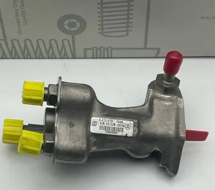 Mercedes-Benz C W204 Fuel distributor A2720701695 70009800 A2720780189