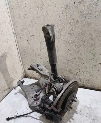Rear wheel hub spindle/knuckle