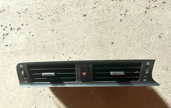 Lexus CT 200H Dash center air vent grill