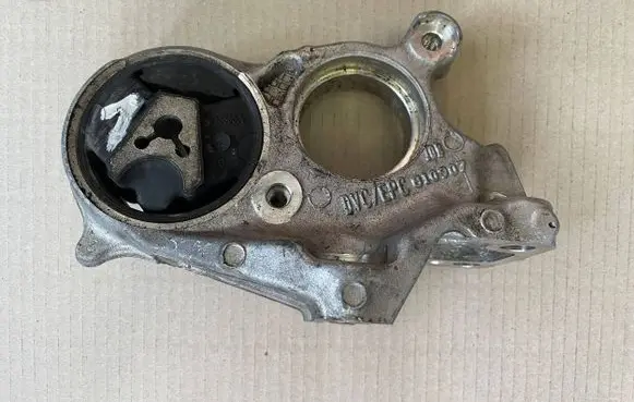 Citroen DS5 Engine mount bracket 9684500180