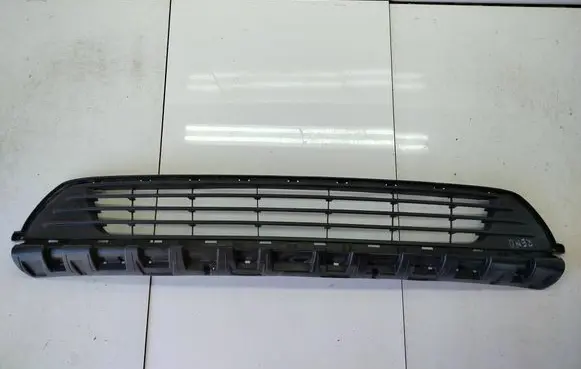 Opel Vivaro Front bumper lower grill 622543504R