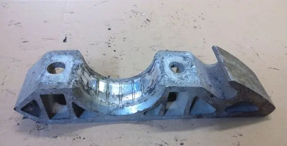 Volkswagen Touareg I Engine mounting bracket 7L0411063B 001023377
