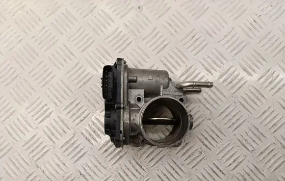 Toyota Avensis T270 Throttle valve 261000R020