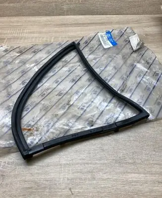 Hyundai Santa Fe Rubber seal tailgate window/glass 2357225000 RIGHTSIDE