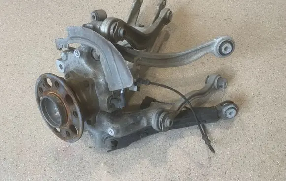Rear wheel hub spindle/knuckle