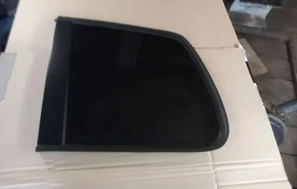 Volkswagen Touran I Rear side window 43R00048