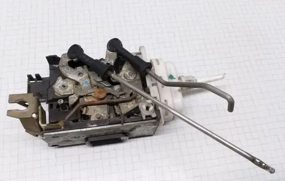 Audi A6 S6 C4 4A Front door lock 4A1837016J 4D0173A
