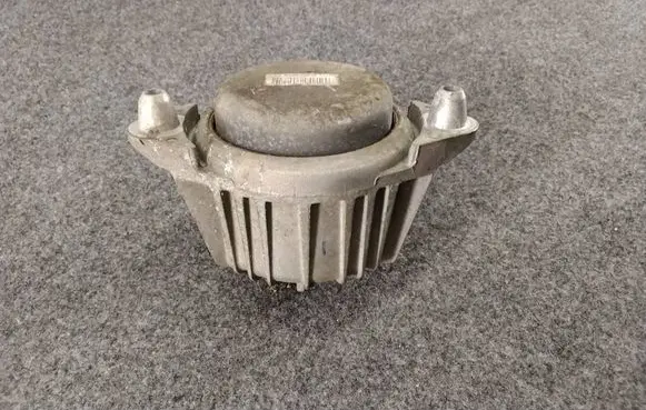 Mercedes-Benz C W204 Engine mount bracket A2042400317 3618504