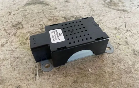 Volkswagen Golf VI Aerial antenna amplifier 5M0035570B