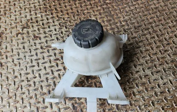 Coolant expansion tank/reservoir