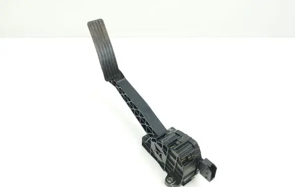 Accelerator throttle pedal