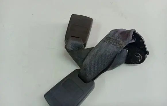 KIA Sorento Middle seatbelt buckle (rear) 