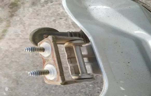 Subaru Legacy Tailgate/trunk/boot hinge