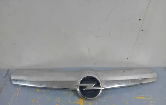 Opel Corsa D Front bumper upper radiator grill 475498858 13223226