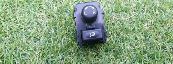 Nissan Leaf I (ZE0) Wing mirror switch