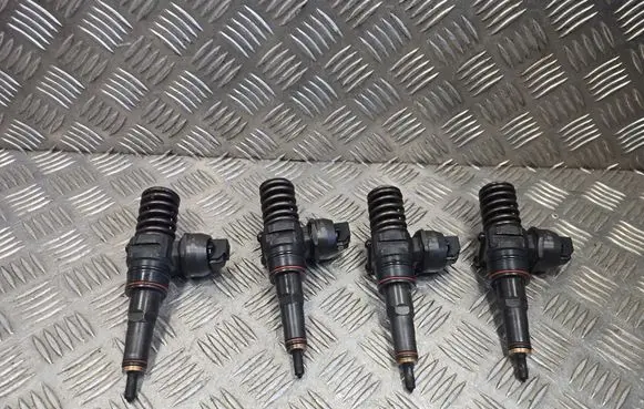 Volkswagen PASSAT B5.5 Fuel injector 038130073AJ