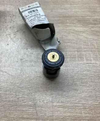 Volkswagen Polo III 6N 6N2 6NF Thermostat 032121110C 032121110B